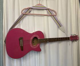 Cag5p Carlo Robelli Carly 3/4 Size Acoustic Guitar Pink With Daisy Rock Strap Barbiecore