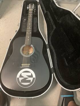 Sa-105 Fender Squire Acoustic Guitar With Hard Case Strap And Stand