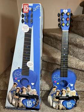 First Act 607266205158 Vintage One Direction 1d Acoustic Guitar 2012 Missing String