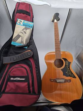 H181 Harmony Reare 1960s Guitar With Road Runner Case