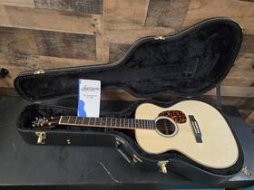 Larriv E Om-44r Larrivee With Hard Shell Case