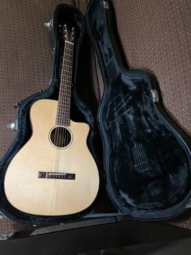 Saga Trinity College Tg202 12-fret Grand Auditorium Acoustic Guitar With Hard Case