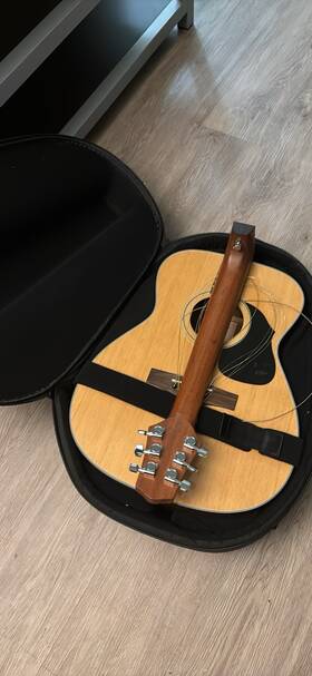 Vaom-06 Voyage-air Folding Guitar. Great Condition. Has Broken String